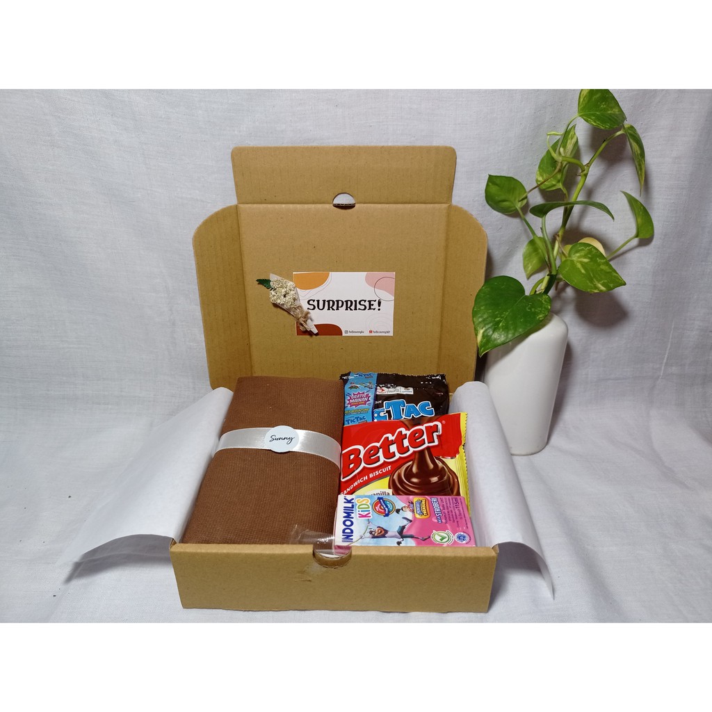 

SNACK BOX , SNACKBOX , GIFT BOX , GIFTBOX , HAMPERS HIJAB MURAH FREE KARTU UCAPAN BOX UKURAN 18X18X4.8 CM