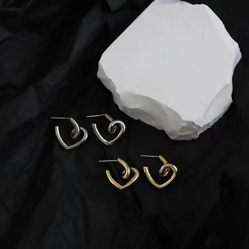 Anting Tusuk Asimetris Bentuk Hati Simple Untuk Wanita