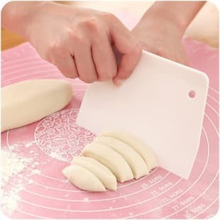 Pisau Plastik Pemotong Adonan Bakpao Roti / Dough Scraper Cutter