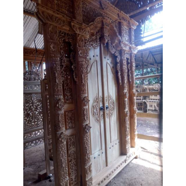 Pintu gebyok ukir kayu jati