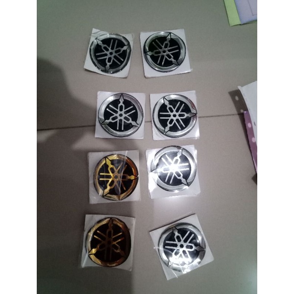 STICKER EMBLEM LOGO YAMAHA 4 CM STIKER MOTOR LENTUR HITAM SILVER GOLD EMAS GARPUTALA NMAX AEROX LEXI