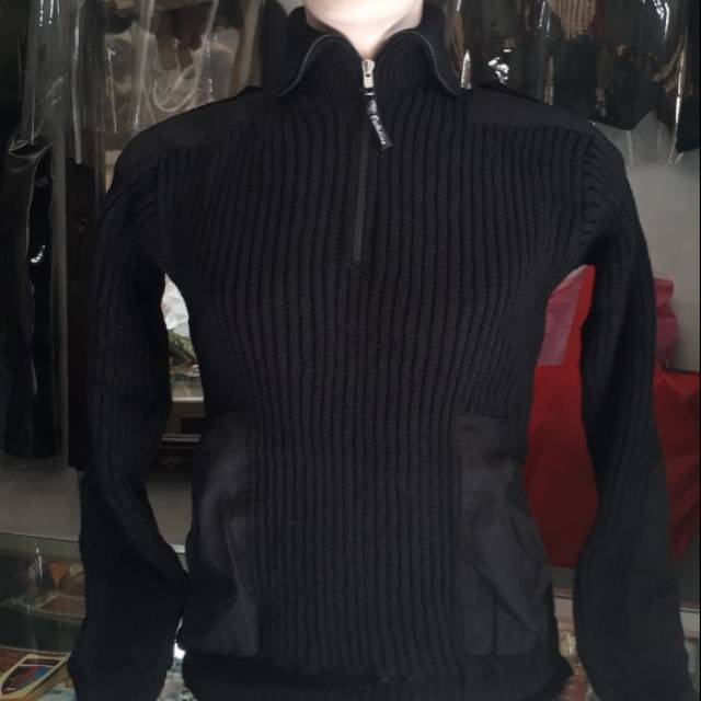 Sweater hitam polos