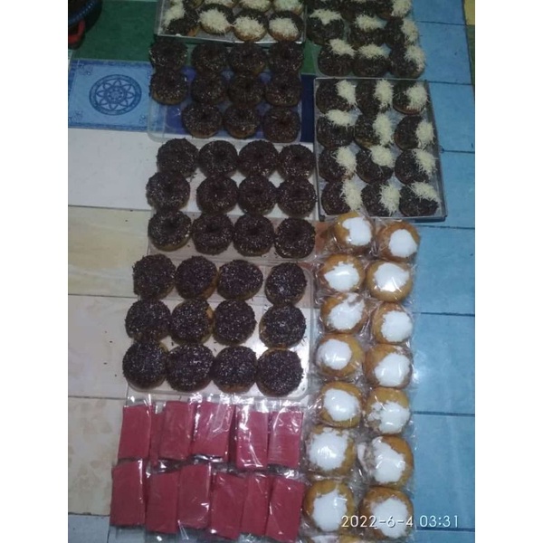 

aneka kue basah salah satunya donat