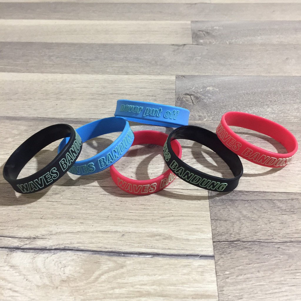 GELANG KARET NAMA WAVES BANDUNG NEVER PUT OFF 3 GELANG KARET NAMA WAVES BANDUNG NEVER PUT OFF 3