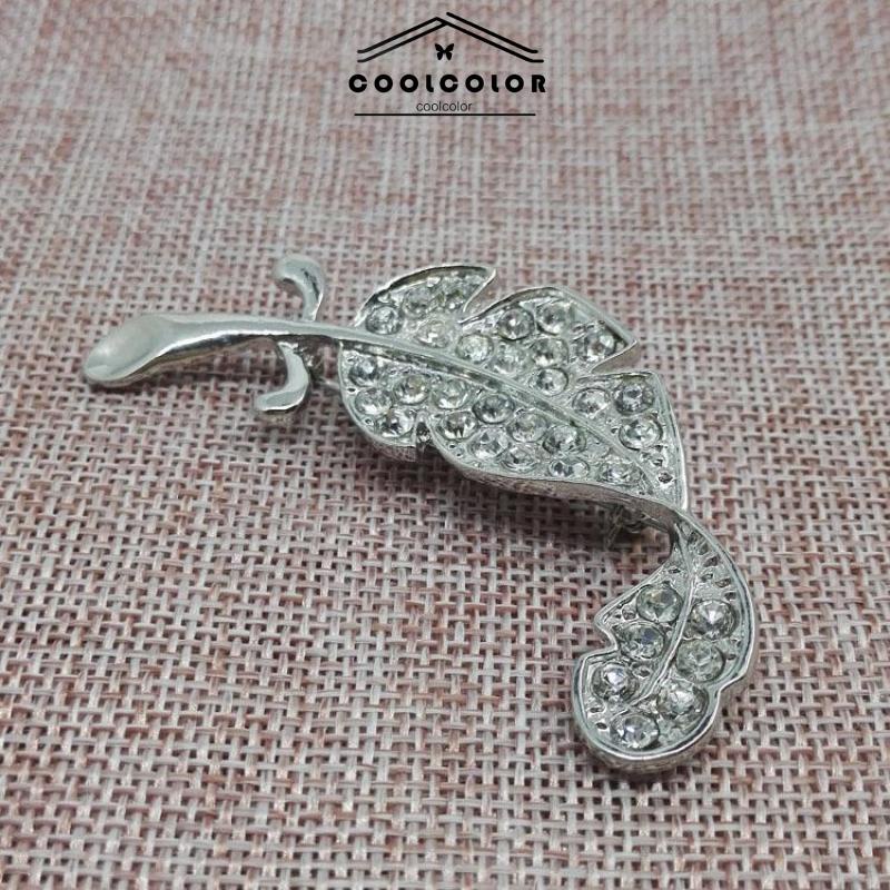 COD❤️Bros Daun Manis Mengkilap Penuh Berlian Bentuk Daun Bros Unisex Pin Pernak-pernik Semua Pertandingan Wanita  Fashion Aksesoris Murah