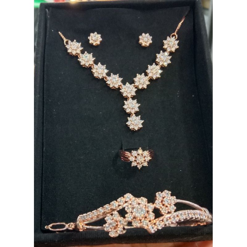 satu set replika berlian Medan