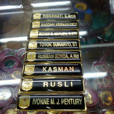 Nama Dada Papan Nama Name Tag Plat Kuningan Magnet dan Peniti Coating Resin Keren