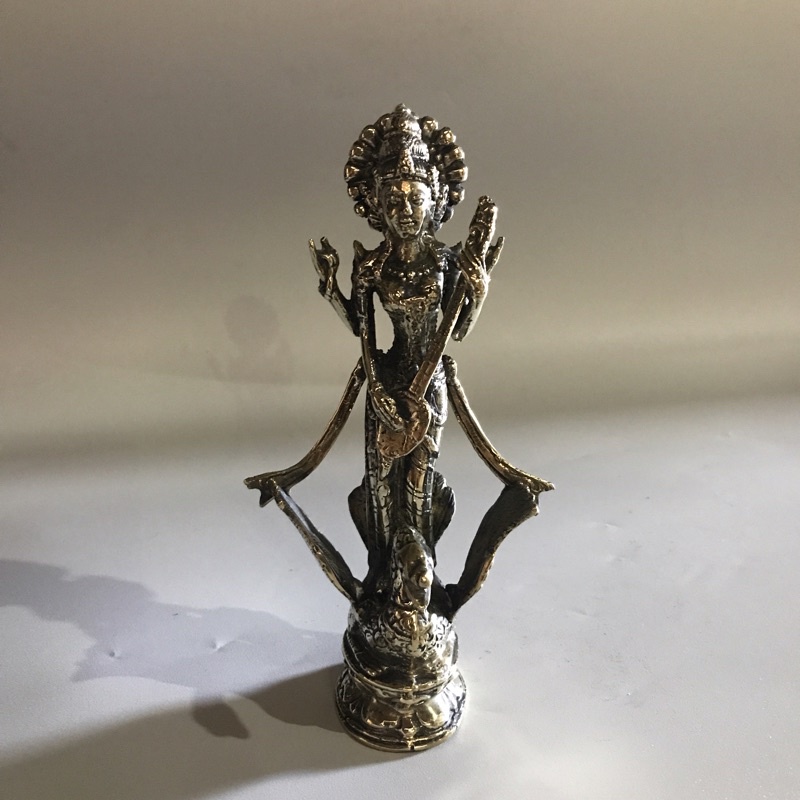 Patung Dewi Saraswati Gold