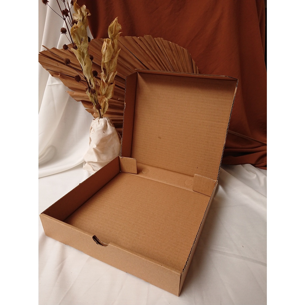 

Kardus Pizza 25 x 25 x 5 CM | Box Packing Diecut | Box Pizza | Box Hampers | Kardus Packing Kado Box Karton 25 x 25 x 5 CM