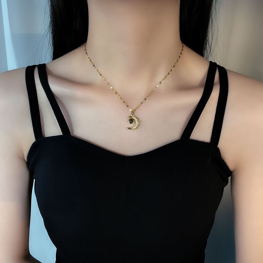 Fashion Bintang Dan Bulan Liontin Baja Titanium Emas Kalung Perempuan