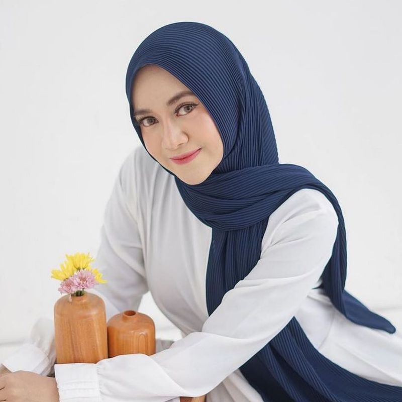 hijab pashmina plisket premium. biru dongker