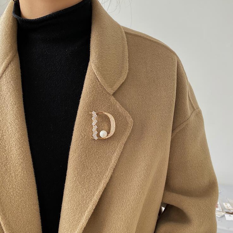 Bros Pin Bentuk Huruf D Hias Mutiara Berlian Zircon Anti Silau