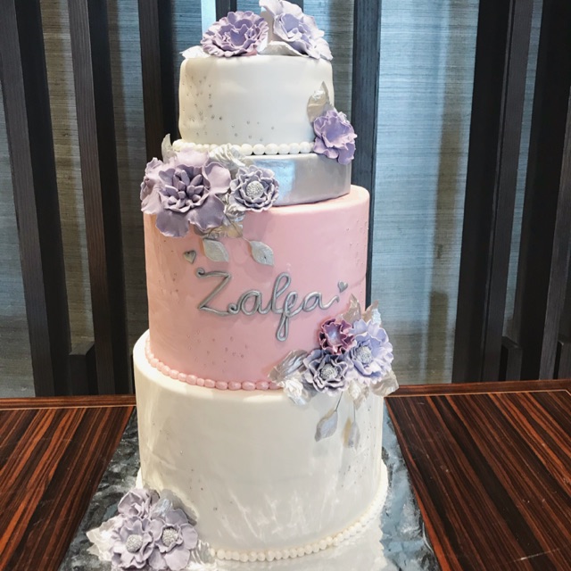 

Sweet seventeen cake (Half dummy)