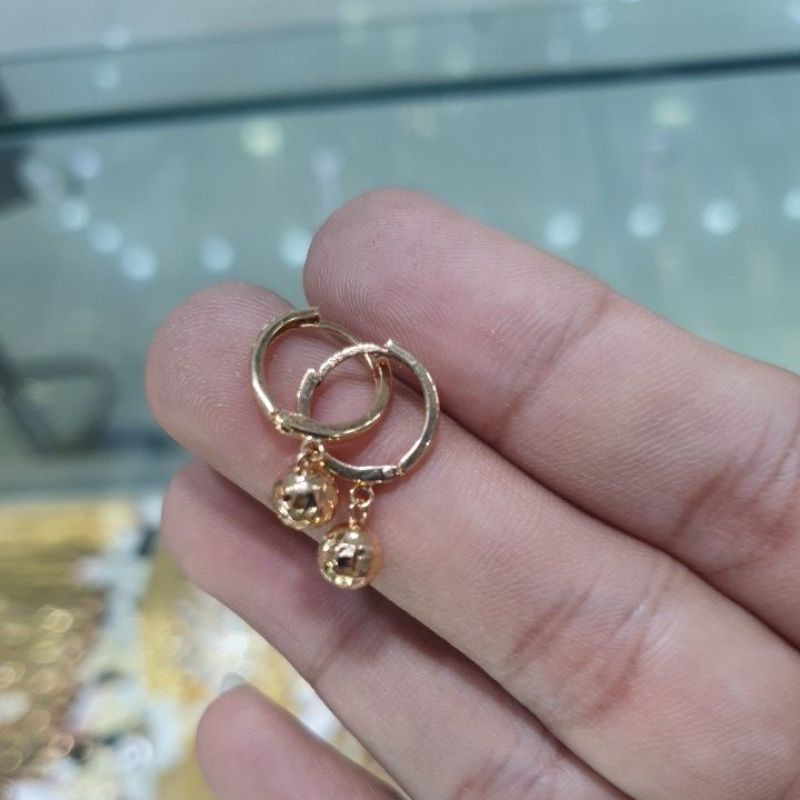 anting emas jepit bulat gantung bola ukir