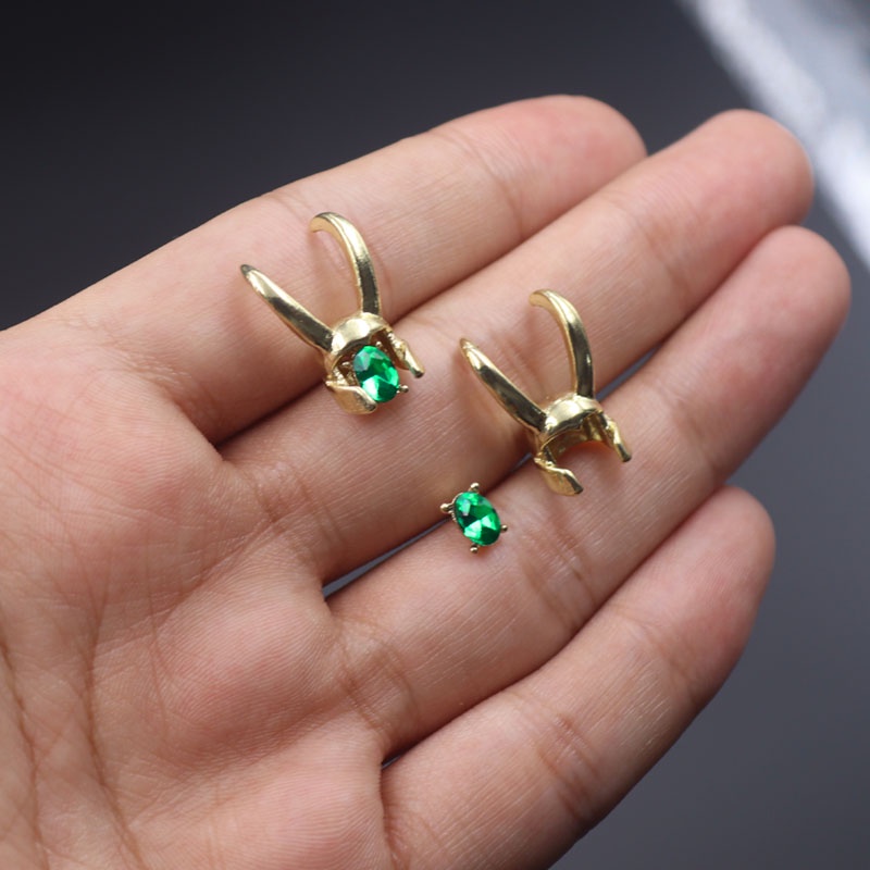 Anting Stud Desain Helm Loki Kristal Hijau Emas Gaya Elegan Untuk Pria Dan Wanita