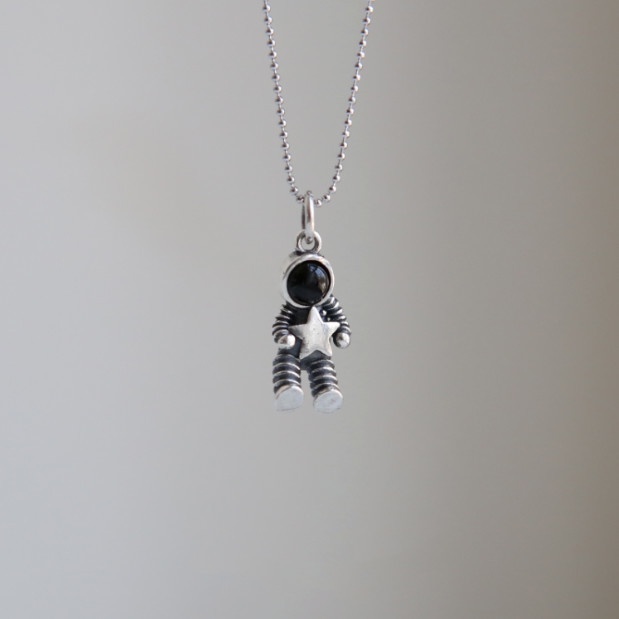 Kalung Liontin Astronot Bahan Alloy Warna Silver Untuk Wanita