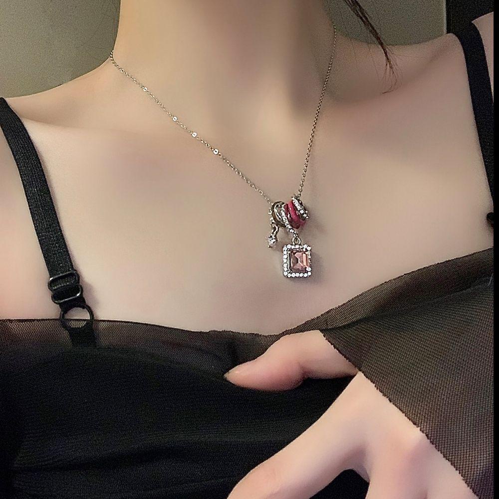 Mxbeauty Square Pendant Kalung Perempuan Rantai Klavikula Mengkilap Perhiasan Fashion Hadiah Teman Gadis Leher Choker