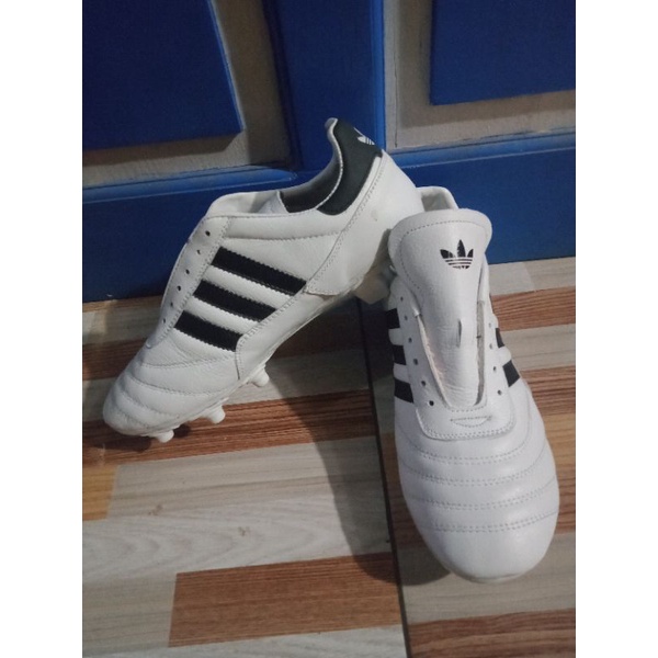 SEPATU BOLA KULIT ADIDAS