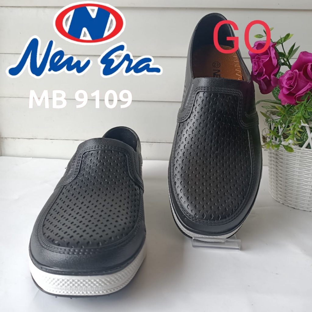 sogo NEW ERA MB 9109/MB 9108  Sepatu Pantofel Pria Full Karet Pria Dewasa Hitam Putih Anti Air SlipOn Original