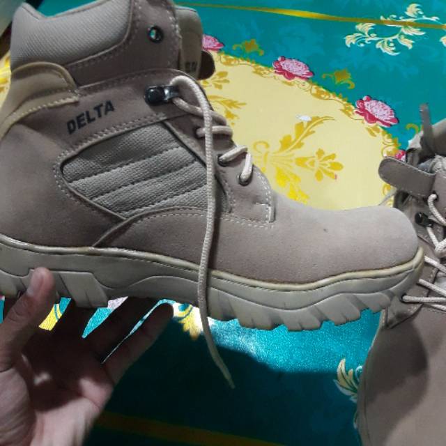 Sepatu safety Delta