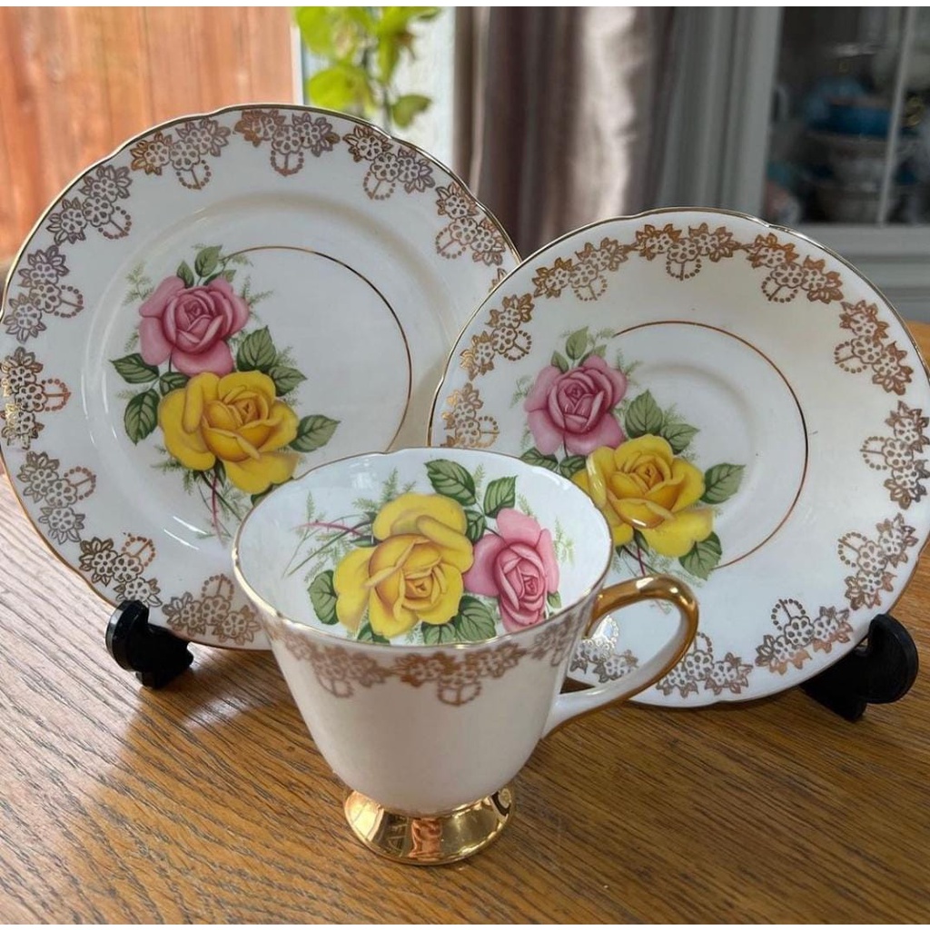 Cangkir England Old Royal Trio With Beatiful Roses
