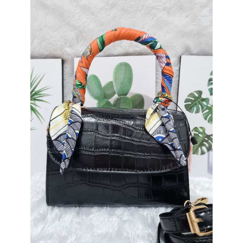 HUER ORI Folla Croc Embossed Satchel - Black