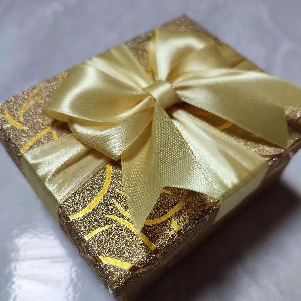 

HardBox Kotak Kado Spesial Glitter Gold Motif Daun