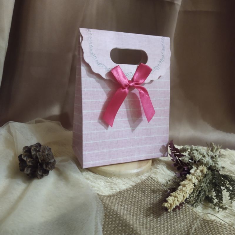 

Paperbag Hand Bag Pita 12,5x16 / Tas Kado Batik 14,5x18,5 / Tas Spundbond Oval 20x25cm
