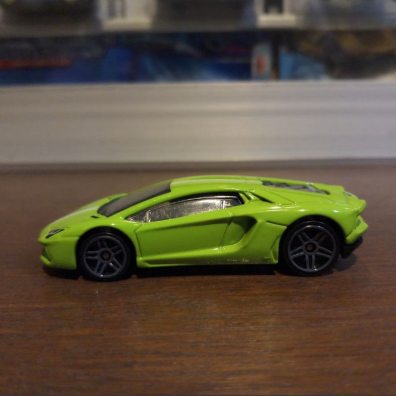 Hot Wheels Lamborghini Aventador LP 700-4 Hijau - From 5 Gift Pack