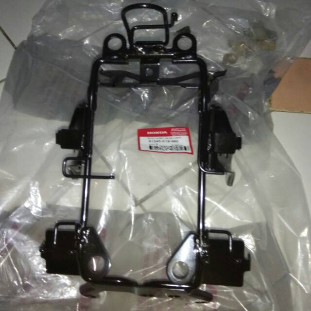 BRACKET DUDUKAN LAMPU DEPAN CB 150 VERZA ORISINIL AHM