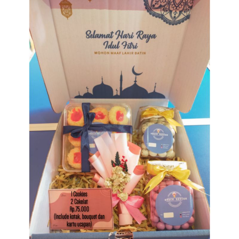 

Hampers Lebaran Murah (Paket 1 Kue dan 2 Coklat)