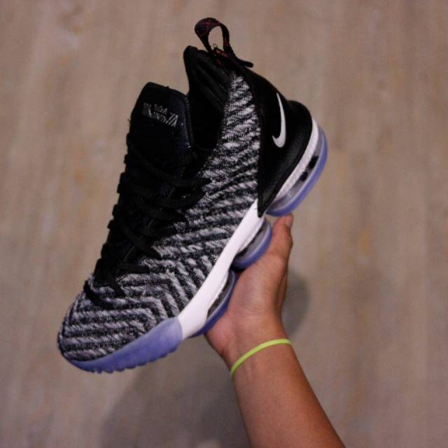 Nike Lebron 16