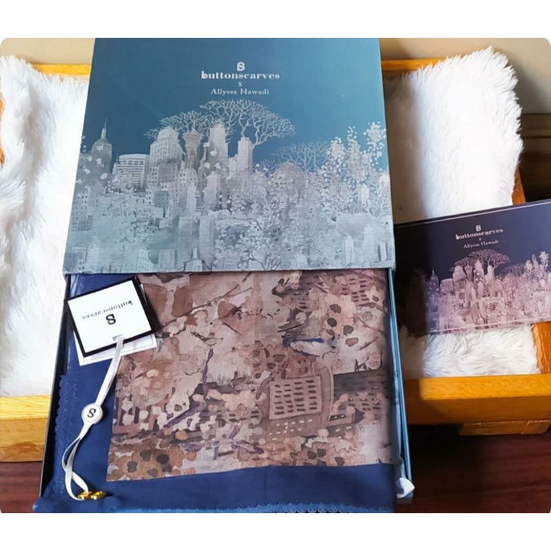 (BOOKED) Preloved Buttonscarves New York Collector Royal Blue