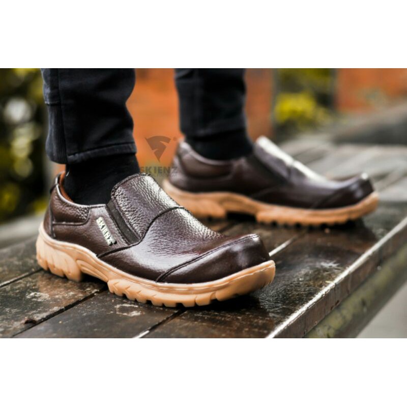 STUMPS X SKIENZ I sepatu casual safety slip on kulit sapi STONE