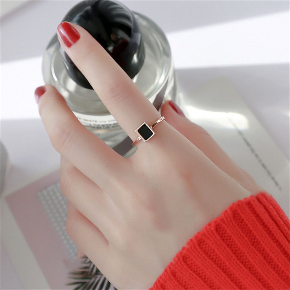 Titanium Retro Geometris Tekstur Persegi Rose Gold dengan Cincin Jari Indeks Shell Hitam untuk Wanita