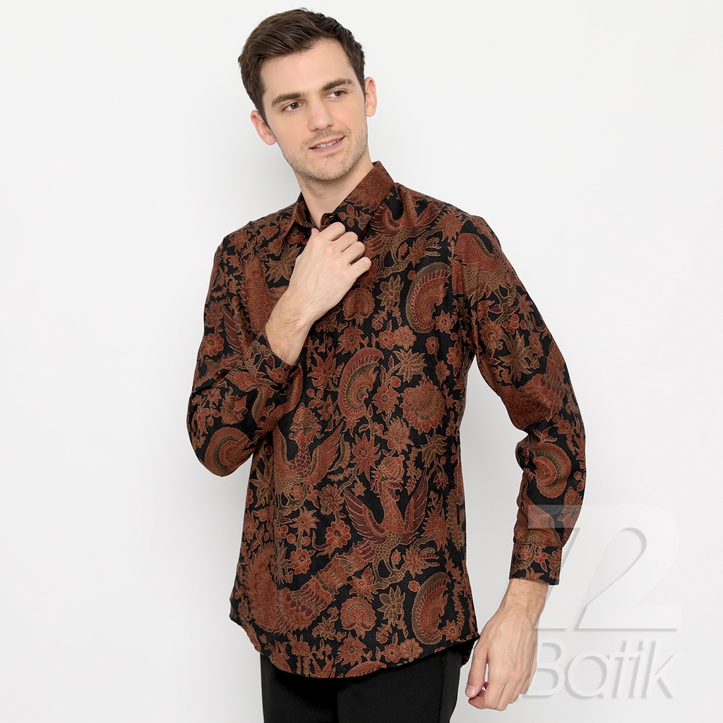 BATIK COUPLE MODERN  Kemeja Rok Lilit Instan Pria Lengan Panjang Slimfit Premium Motif Burung Merak Warna Hitam 721747 Cap 72