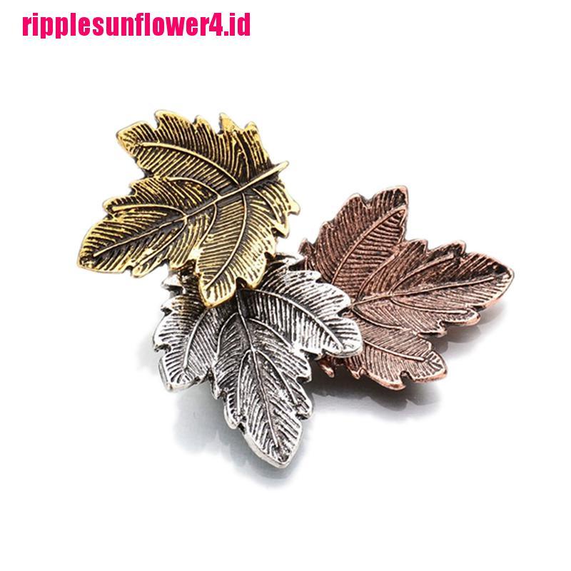 Bros Pin Bentuk Daun Maple Lapis Emas / Silver Untuk Wanita