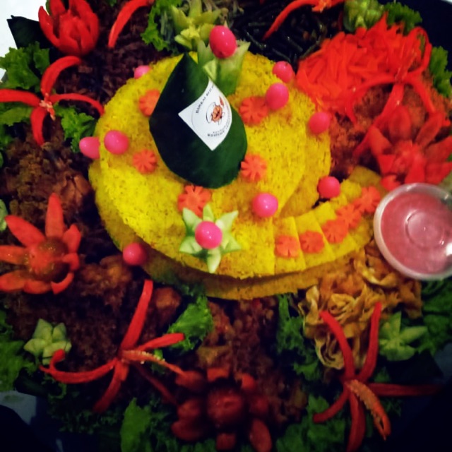 Nasi tumpeng tampah