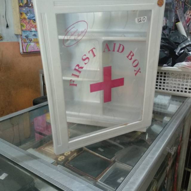 

Kotak box P3K