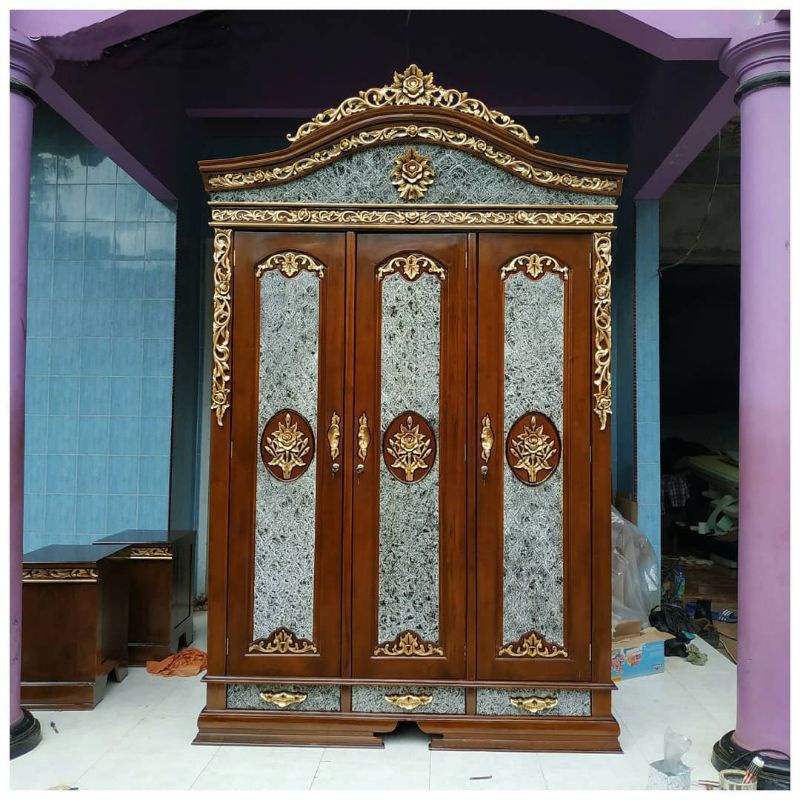 Jual Lemari Pakaian Jati Ukir Mahkota pintu 3 (Dipan Kursi sofa tamu