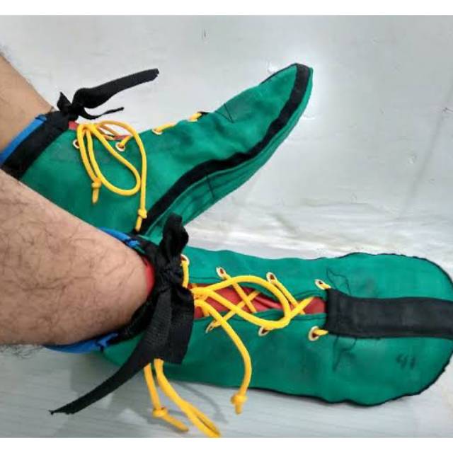 Sepatu sawah anti keong