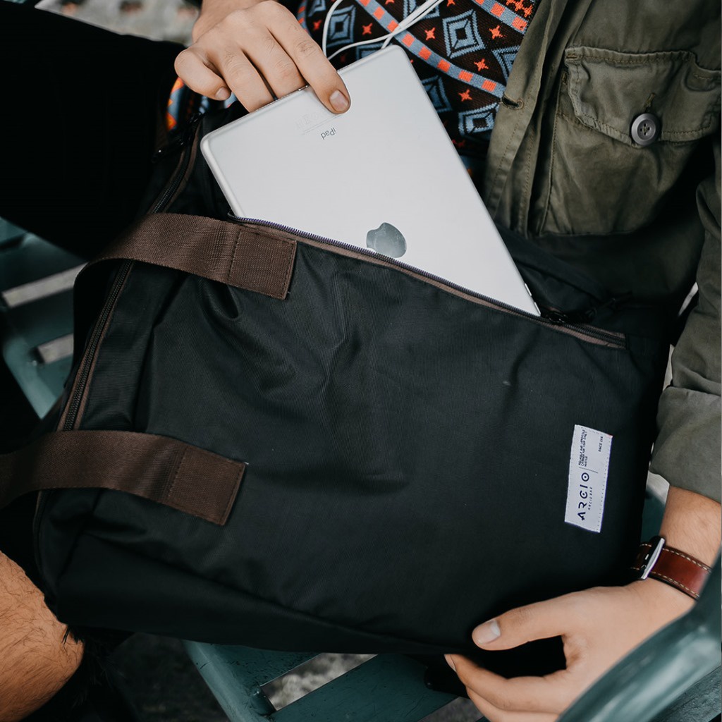 KAITO BLACK ORIGINAL x ARCIO Tas Ransel Hitam Casual Pria Daily Bagpack Laptop Ukuran Besar 14 Inch Backpack Distro Kuliah Kerja Kampus Sekolah SMA SMK Daypack Dewasa Jalan Travelling Adventure Traveling Outdoor Travel Bag Premium Kekinian Branded Terbaru