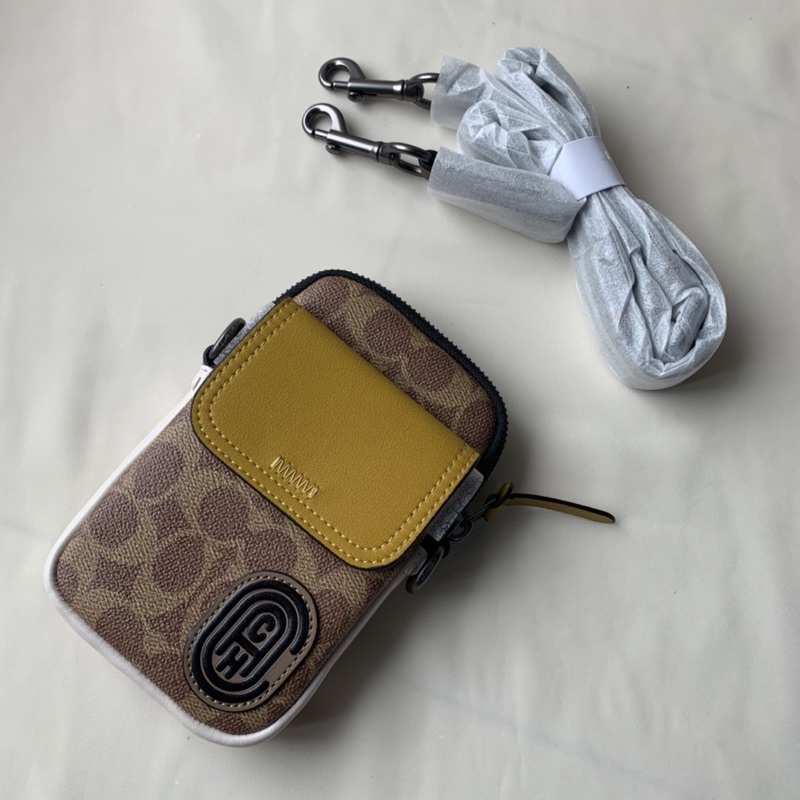 COACH PACER POUCH IN COLOURBLOCK SIGNATURE CANVAS WITH PATCH