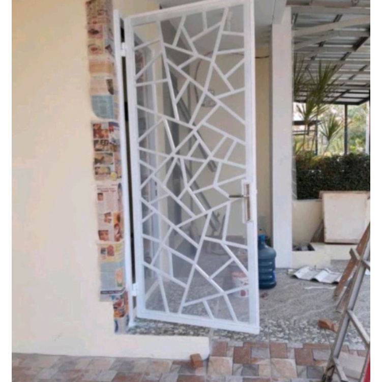 Pintu pengaman teralis kasa anti nyamuk minimalis.
