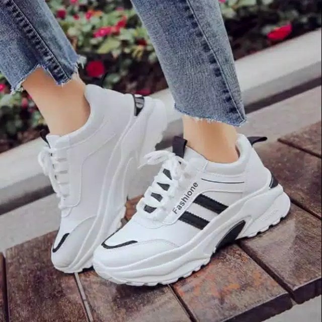 Sepatu Sneakers Wanita Gaya Korea Fashionable Spatu Fashion Fashione Perempuan Cewe Cewek Korean Style FSH154