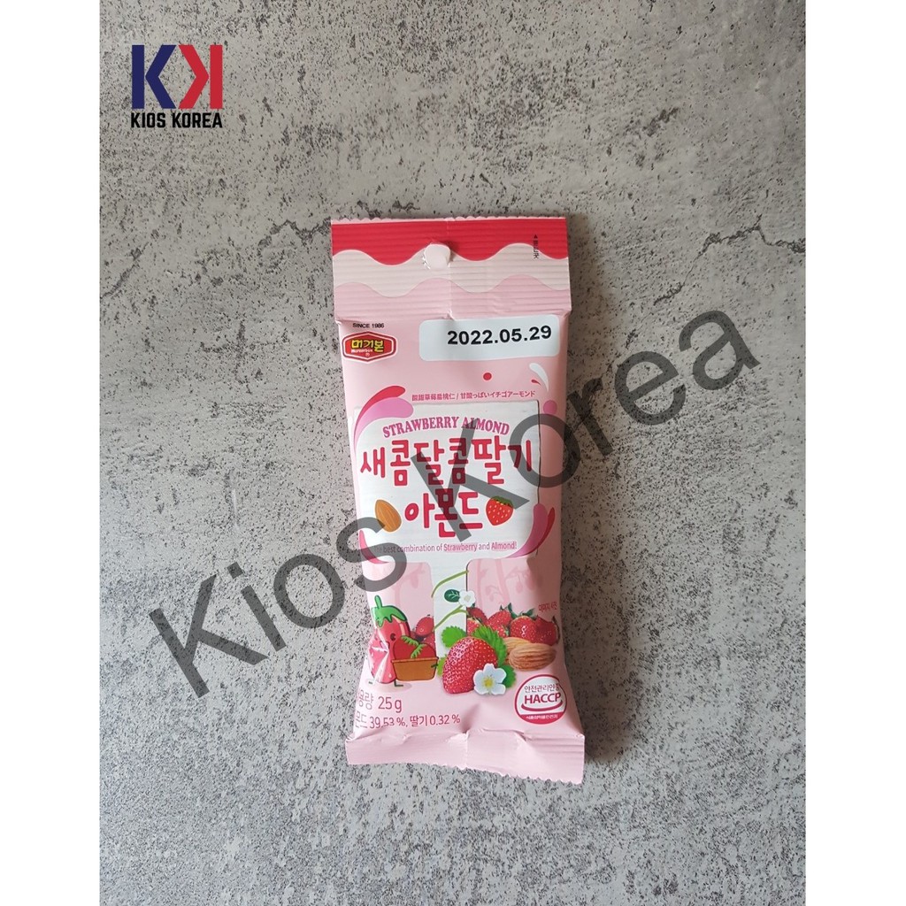 

Strawberry Almond 30gr 머거본 Murgerbon [READY STOCK] Snack Korea Cemilan Korea Jajanan Korea