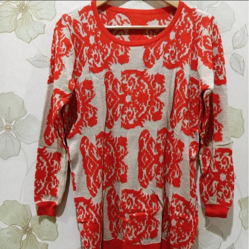 Blus Wanita Merah Abstrak