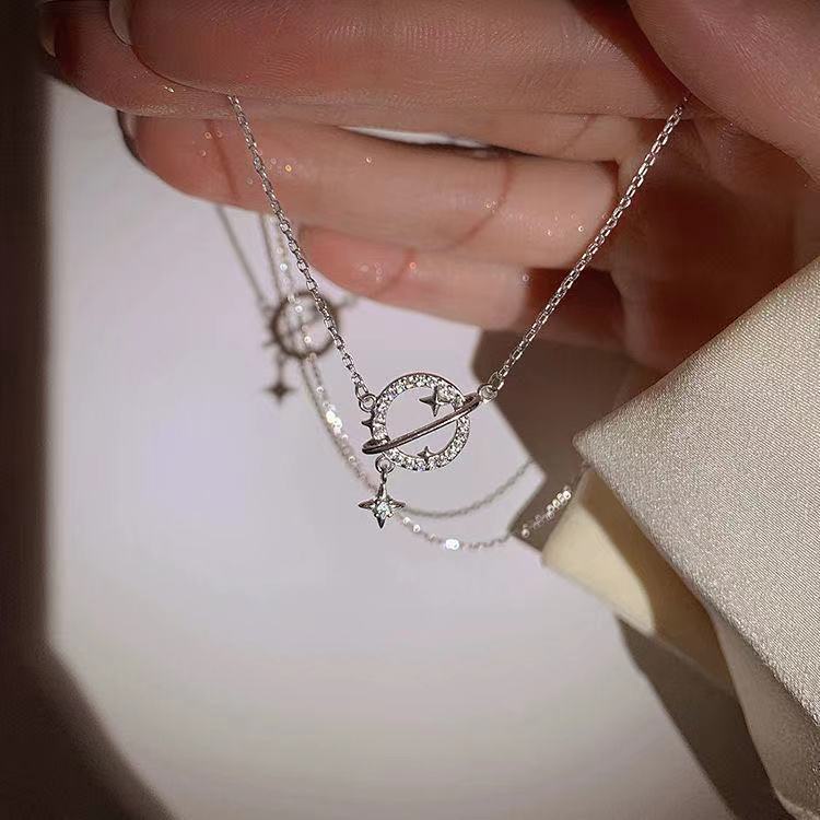 Kalung Rantai Dengan Liontin Bentuk Planet Aksen Berlian Gaya Vintage Korea Untuk Wanita