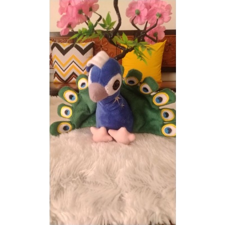 boneka flaminggo, merak, beo