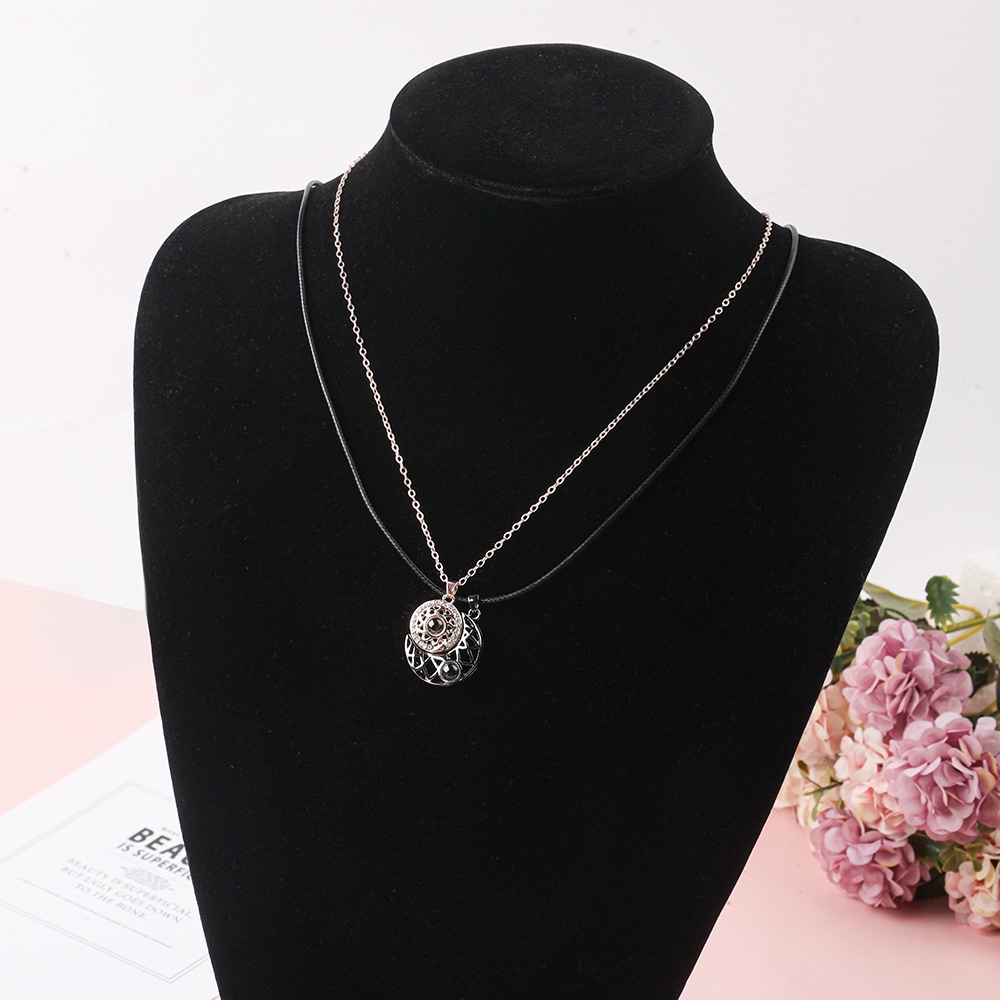 2pcs / Set Kalung Liontin Matahari &amp; Bulan Magnetik 100 Bahasa I Love You Warna Emas / Silver